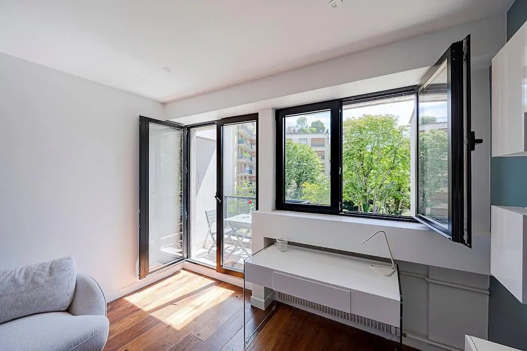 Trendy ,Quit And Chic Apartment Paris