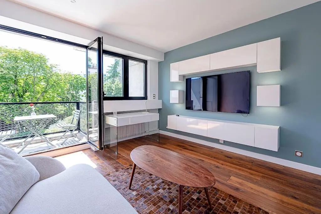 Trendy ,Quit And Chic Apartment Paris