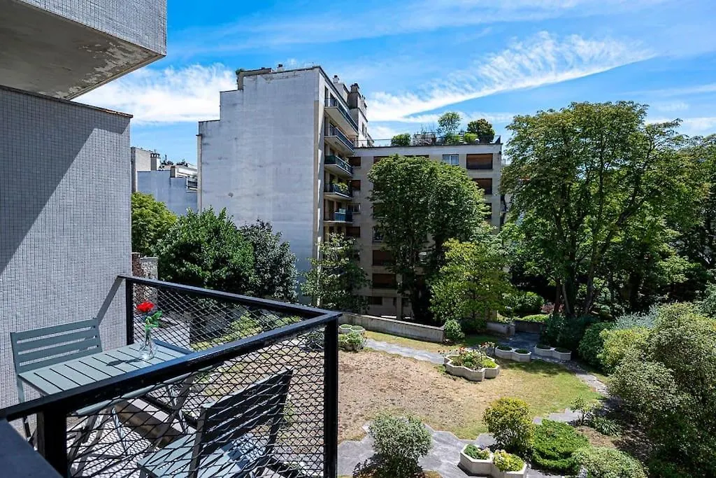 Trendy ,Quit And Chic Apartment Paris