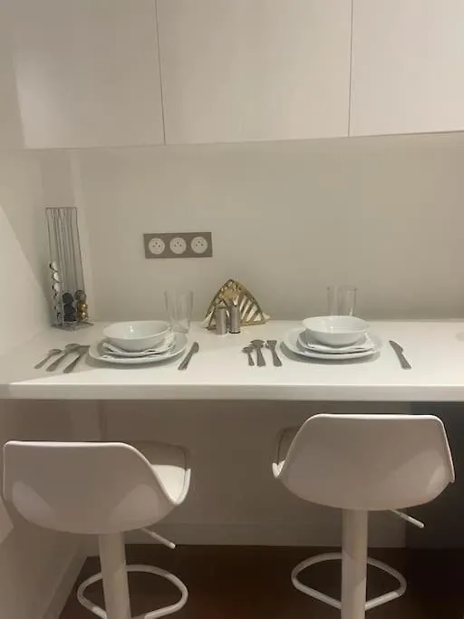 Trendy ,Quit And Chic Apartment Paris