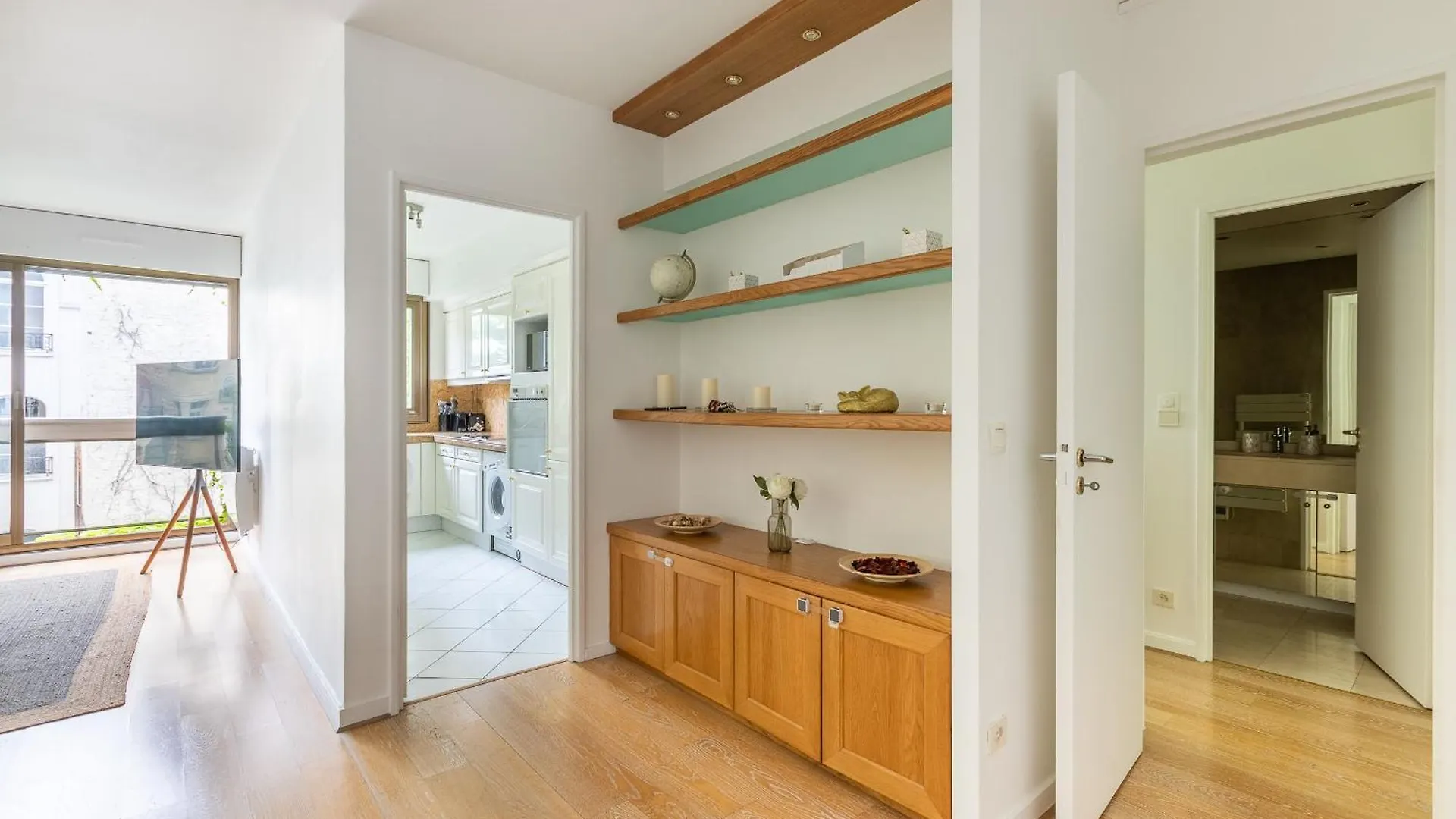 Trendy ,Quit And Chic Apartment Paris