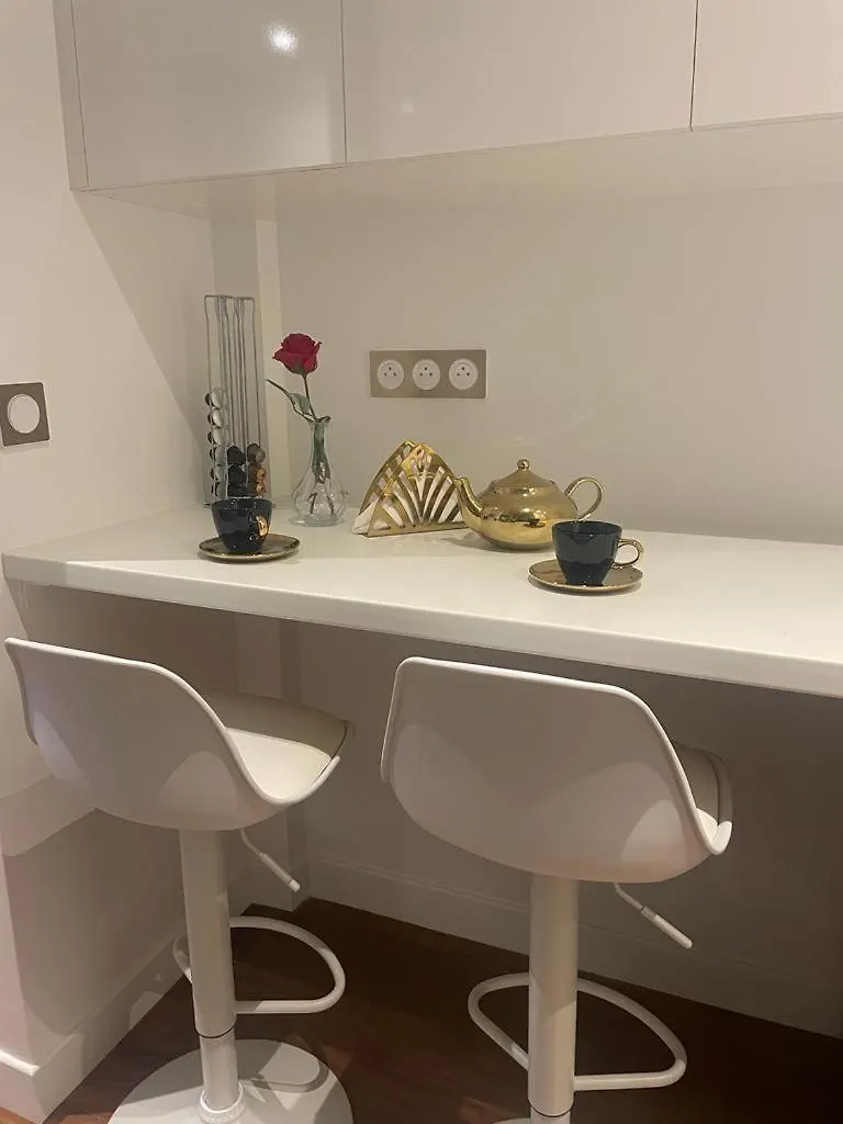 Trendy ,Quit And Chic Apartment Paris