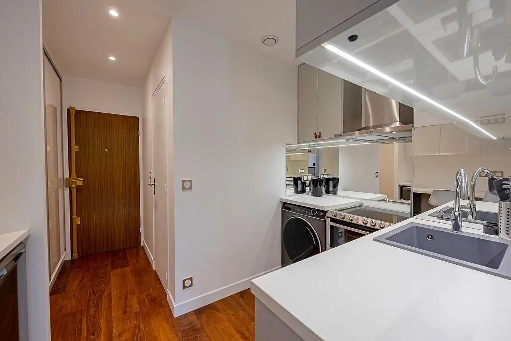 Trendy ,Quit And Chic Apartment Paris