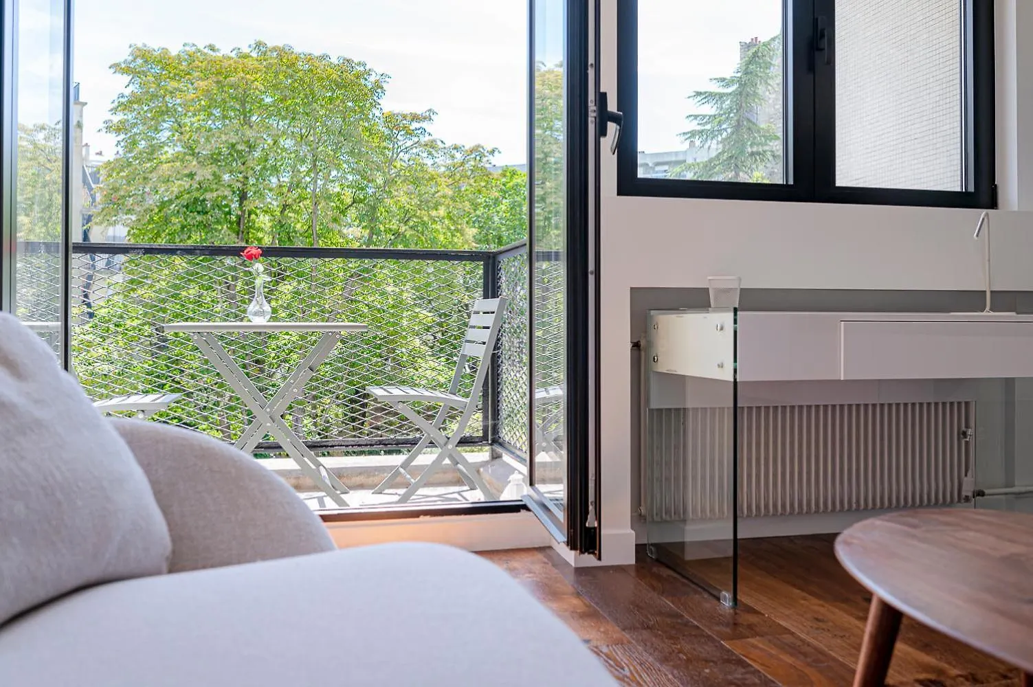 Trendy ,Quit And Chic Apartment Paris
